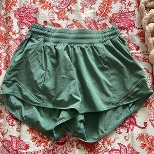 Lululemon Hotty hot low rise 4 inch shorts